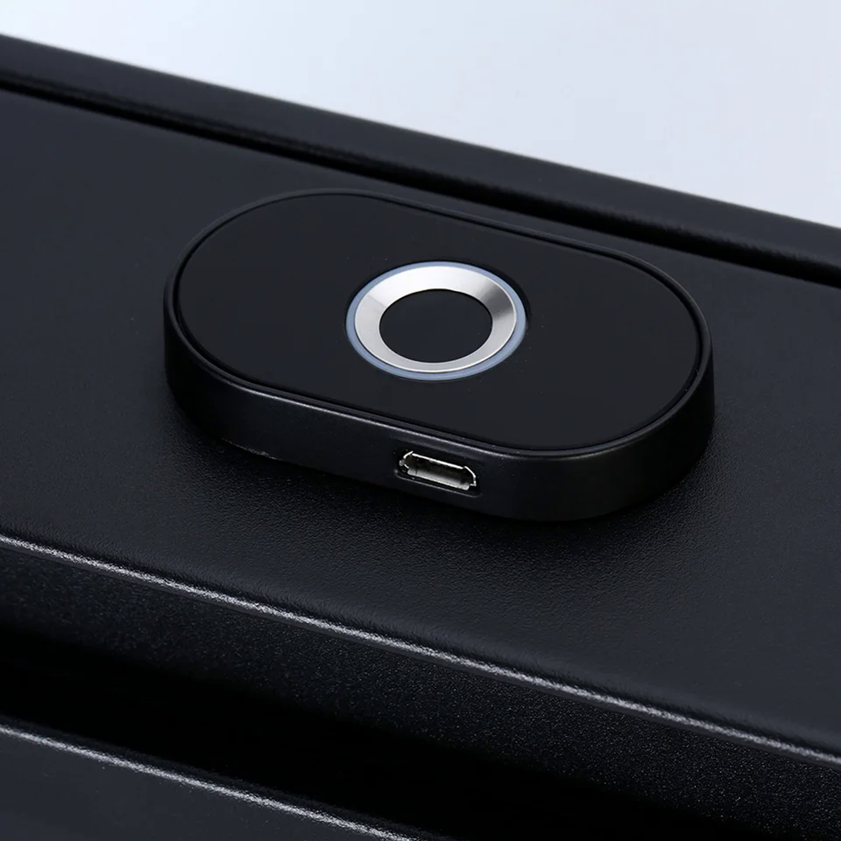 Bouton d’ouverture en façade : lecteur d’empreinte à anneau chromé et port micro-USB de secours
