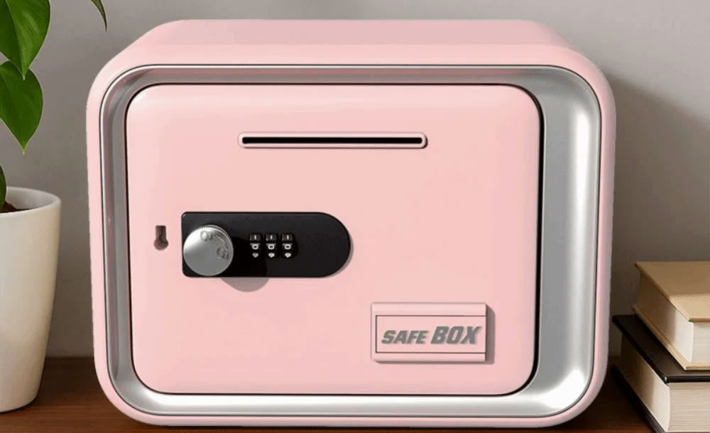 Tirelire coffre-fort rose à molette à code, posée sur une étagère