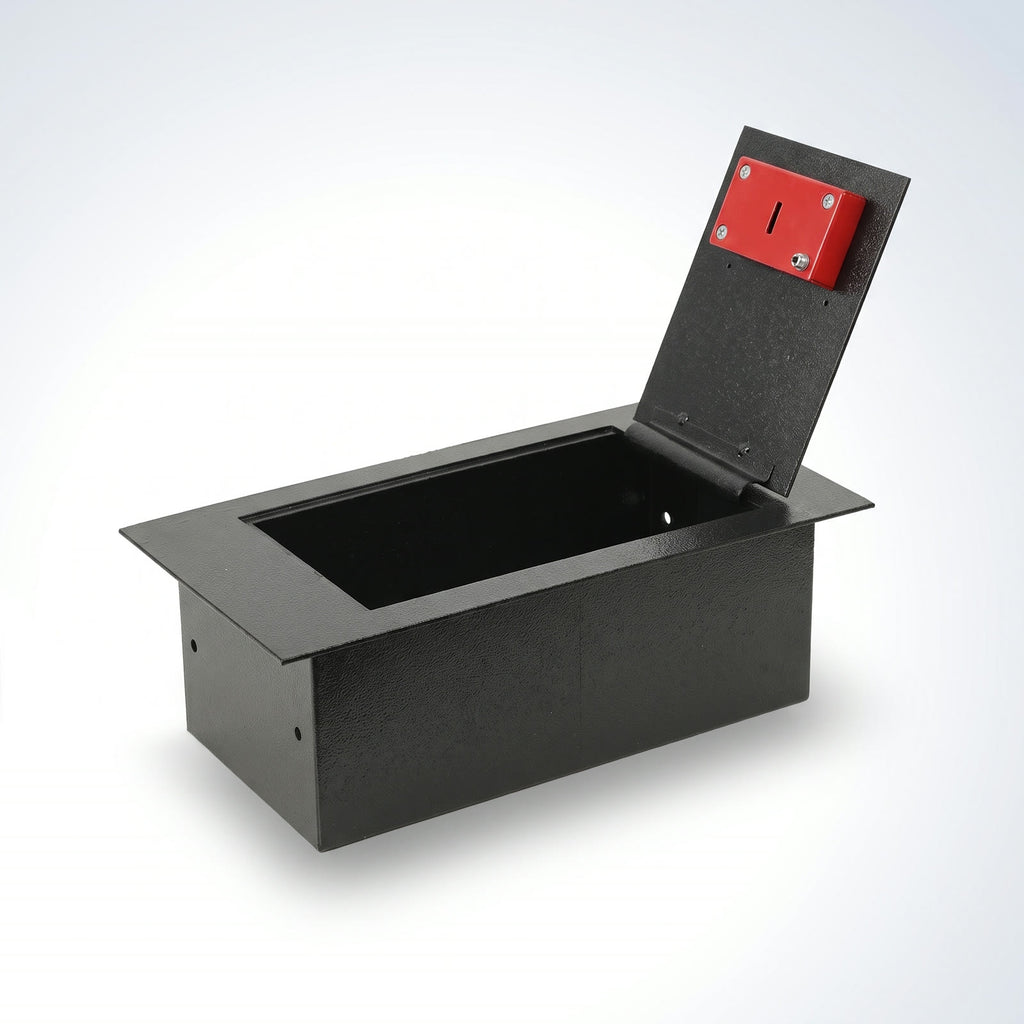 Coffre-fort sous plancher ouvert, vu de trois quarts sur fond blanc, couvercle relevé et platine de verrouillage rouge visible